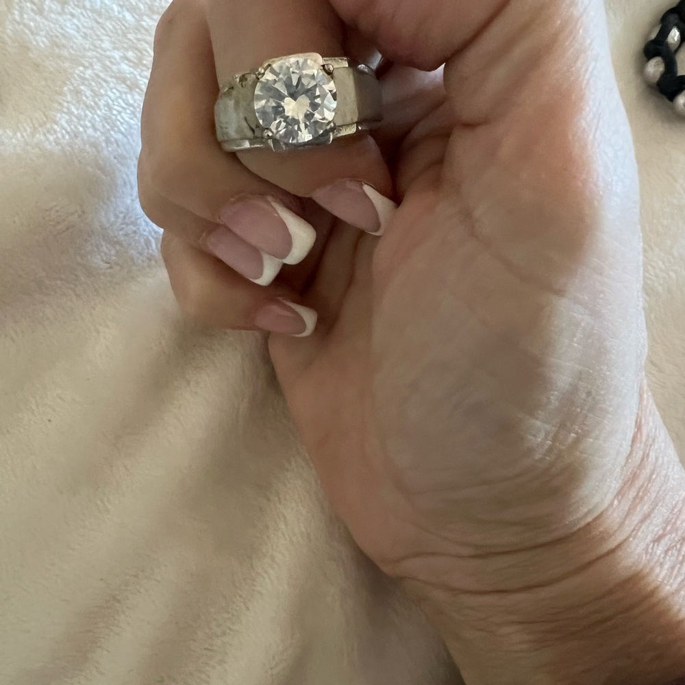 Elegant Silver Bling Ring-Gender Neutral. Excellent Pre-loved condition!🤍🩶